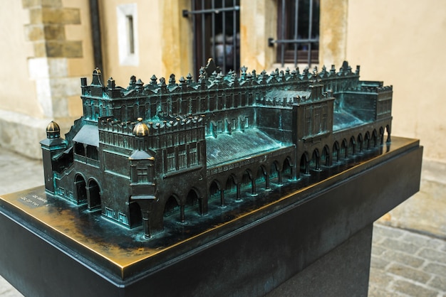 Attrazioni in miniatura in fusione di bronzo e architettura di Cracovia in Polonia