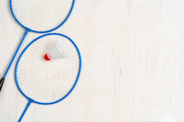 Attrezzatura da badminton. Racchette e volano, vista dall'alto