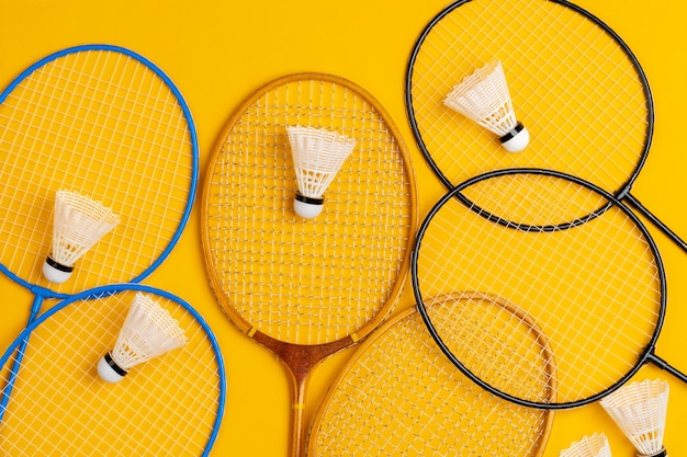 Attrezzatura da badminton. Racchette e volano, vista dall'alto