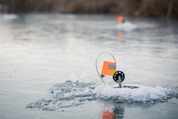 Attrezzatura da pesca per la pesca invernale sul ghiaccio di un lago ghiacciato