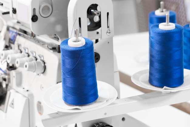 Attrezzatura da telaio per attrezzature per cucire in uno sfondo di concetto industriale di una fabbrica di abbigliamento