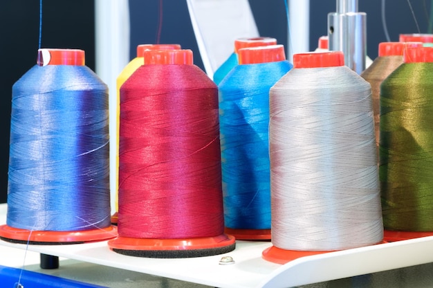 Attrezzatura da telaio per attrezzature per cucire in uno sfondo di concetto industriale di una fabbrica di abbigliamento
