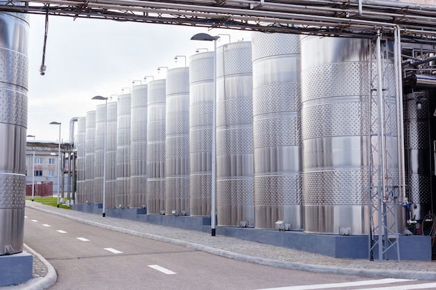 Attrezzatura industriale tecnologica moderna della fabbrica del vino.