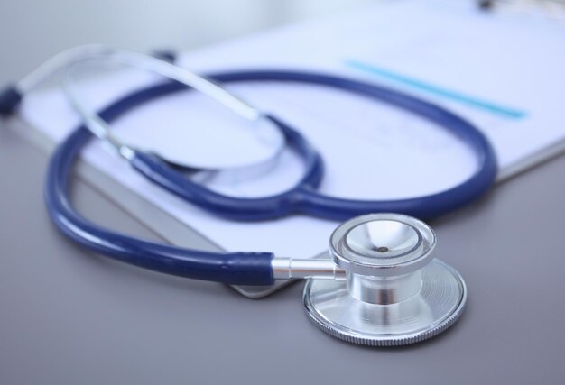 Attrezzatura medica stetoscopio blu e tavoletta su sfondo bianco Attrezzature mediche
