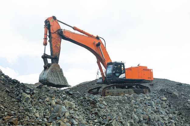 Attrezzatura per escavatore arancione da grande cava per lavorare con rocce di minerale di rame