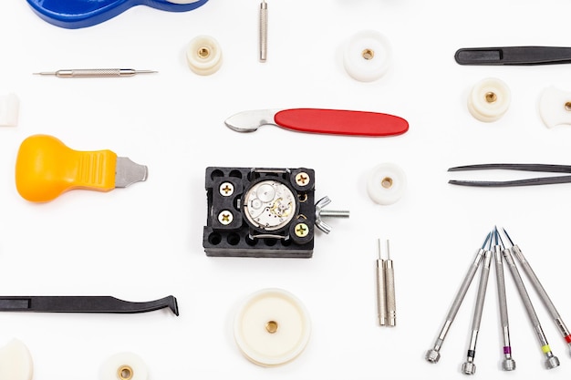 Attrezzatura per la riparazione dell'orologio su bianco