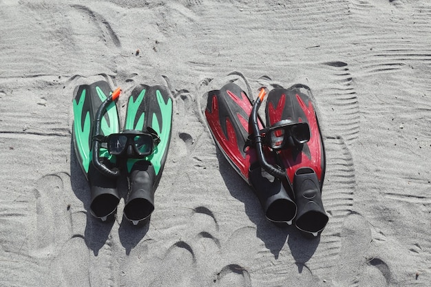 Attrezzatura per lo snorkeling isolata sulla spiaggia sabbiosa Concetto di viaggio