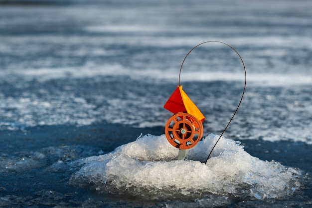 Attrezzatura per pesca invernale, Pesca invernale in buca con esche vive.