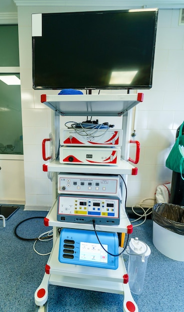 Attrezzatura speciale trasportabile per operazioni chirurgiche in clinica moderna. Messa a fuoco selettiva sulle apparecchiature di rianimazione.