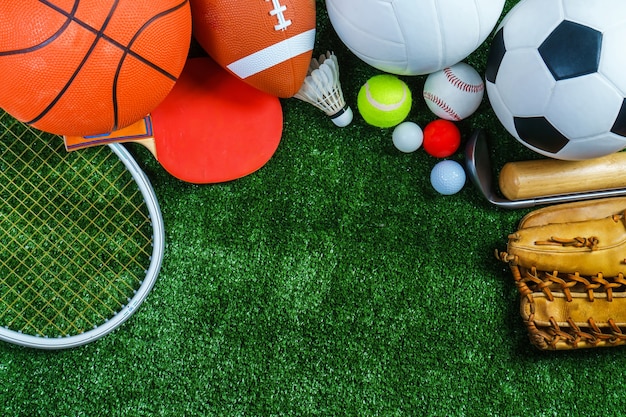 Attrezzatura sportiva su erba verde