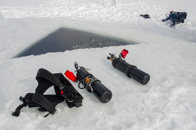 Attrezzatura subacquea che giace nel ghiaccio di un lago ghiacciato
