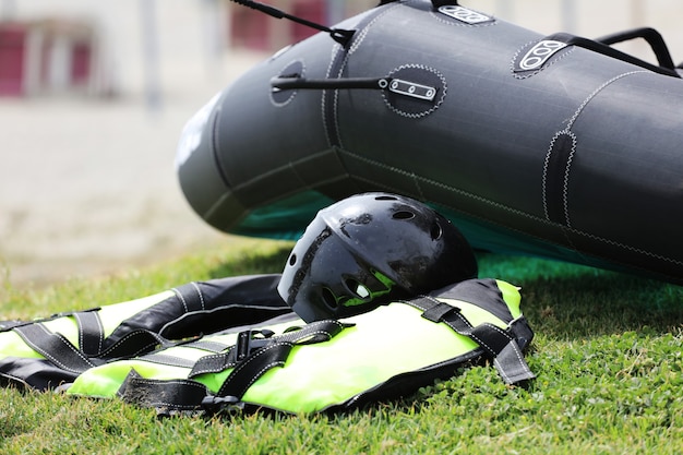 attrezzatura windfoil sull'erba verde con kite, casco e trapezio