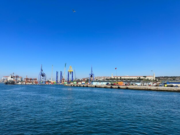 attrezzature di carico e scarico nel porto marittimo