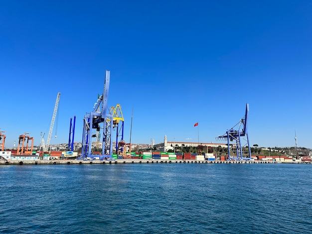 attrezzature di carico e scarico nel porto marittimo