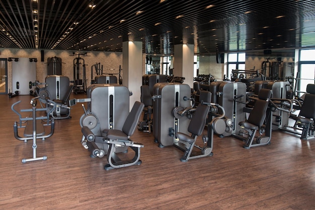 Attrezzature e macchine presso il moderno centro fitness della palestra