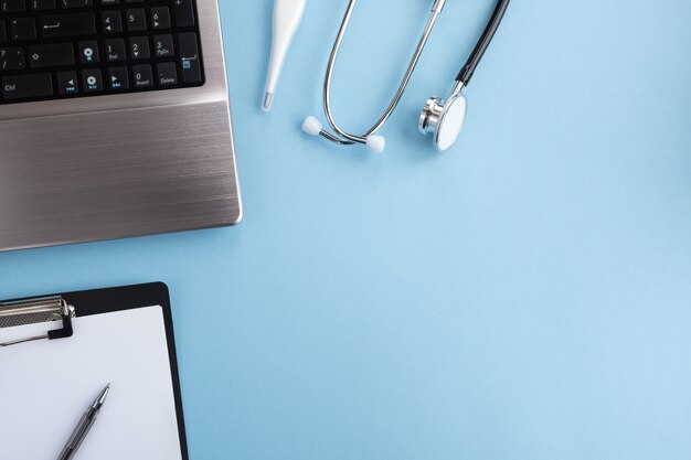 Attrezzature mediche sul tavolo azzurro. Medico sul posto di lavoro