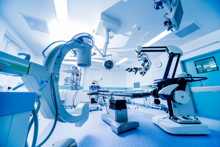 Foto attrezzature moderne in sala operatoria. dispositivi medici per neurochirurgia.