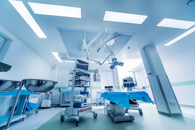 Foto attrezzature moderne in sala operatoria. dispositivi medici per neurochirurgia.
