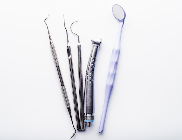 Attrezzature per chirurgia dentale sul tavolo bianco