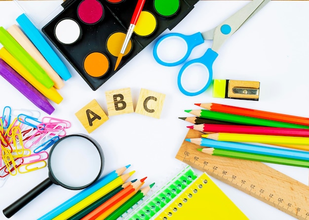 Attrezzature per la scuola e l'ufficio. Materiali di cancelleria colorati.