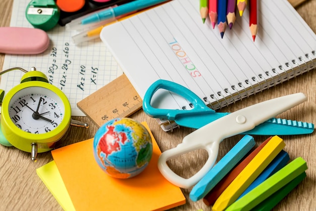 Attrezzature per la scuola e l'ufficio. Sfondo colorato di cancelleria.