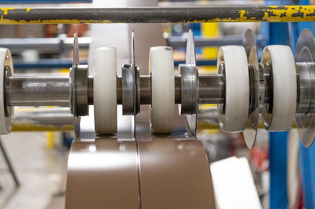 Attrezzature per macchinari industriali Decolier in fabbrica di coperture metalliche