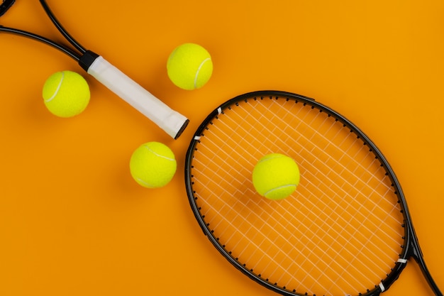 Attrezzature sportive per tennisti. Racchetta da tennis e palla