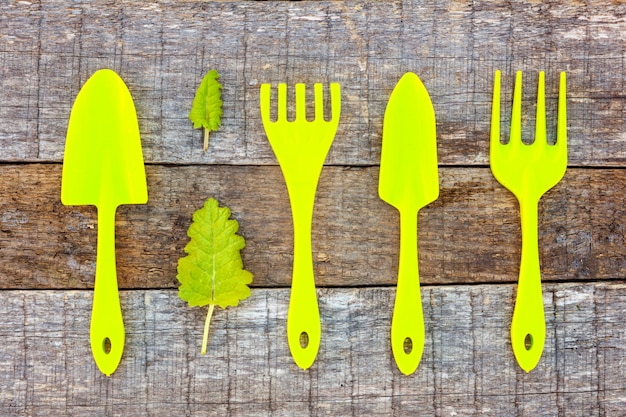 Attrezzi da giardinaggio su legno