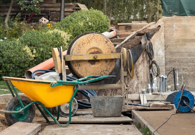 Attrezzi e oggetti da costruzione nel cortile della casa