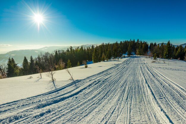 ATV e piste da sci nella neve in una gelida giornata invernale