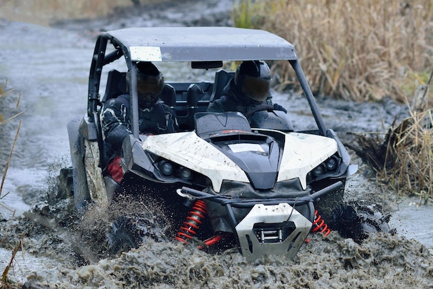 ATV e UTV in azione su strade dure d'acqua. Giro fuoristrada estremo. 4x4.