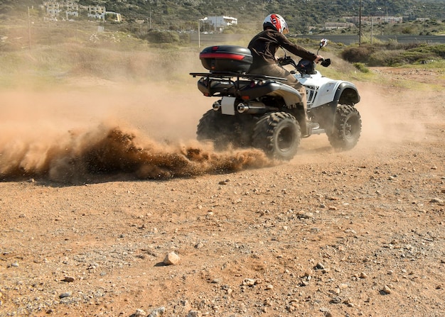 ATV fuoristrada su sfondo di montagna e cielo