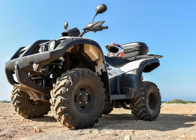 ATV fuoristrada su sfondo di montagna e cielo