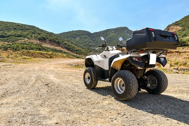 ATV fuoristrada su sfondo di montagna e cielo