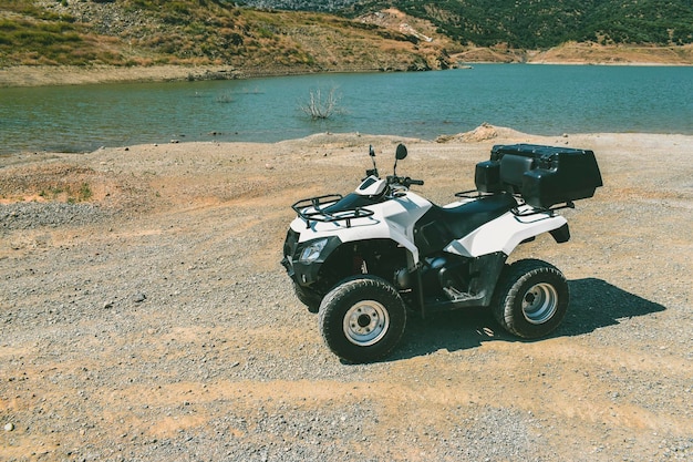 ATV fuoristrada sulla montagna e sullo sfondo del cielo La Grecia