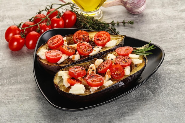 Aubergine al forno con formaggio e pomodoro