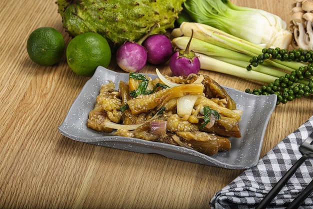 Aubergine thailandese arrosto con cipolla