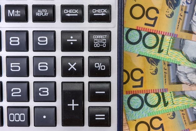 Aud australiano dei soldi con il calcolatore sullo scrittorio