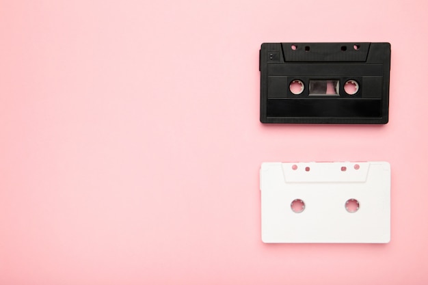 Audio cassette in bianco e nero sul rosa