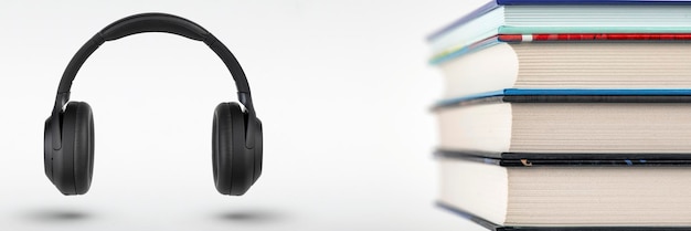 Audiolibri pila di libri e cuffie con spazio per la copia spazio scelta tra libri e audioboo