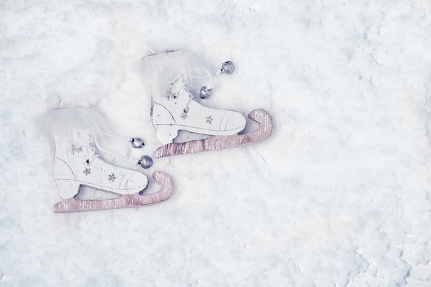 Auguri di buon Natale e felice anno nuovo con pattini in legno sulla neve