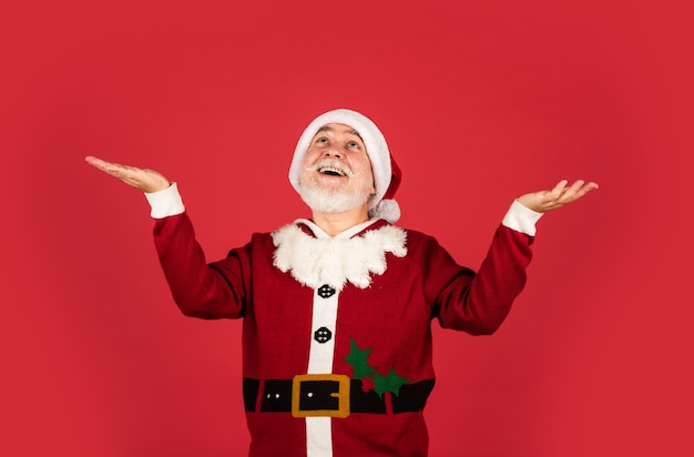 Auguri. felicità e gioia. pronto per la festa di natale. festeggiare le vacanze invernali. l'uomo divertente indossa il cappotto e il cappello di Babbo Natale. shopping. Buon Natale e Buone Feste. Il nuovo anno sta arrivando.