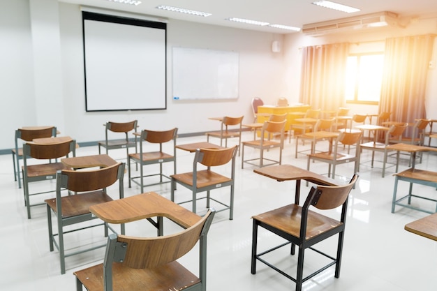 Aula moderna vuota di un'università senza studenti e insegnanti Istruzione stock photo