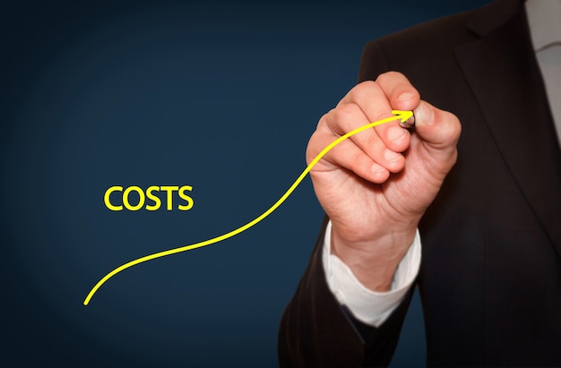 Aumentare i costi, il concetto di business. Uomo d'affari disegnare un grafico semplice con curva ascendente