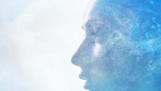 Aura spirituale pace interiore volto di donna nebbia blu