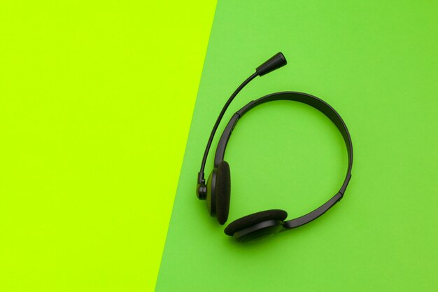 Auricolare audio su verde e giallo