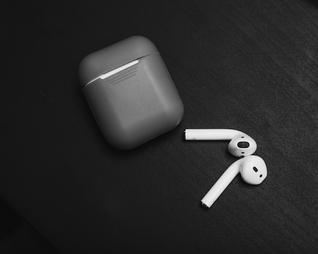 Auricolari Bluetooth wireless AirPods. Auricolari e custodia bianchi con gomma grigia