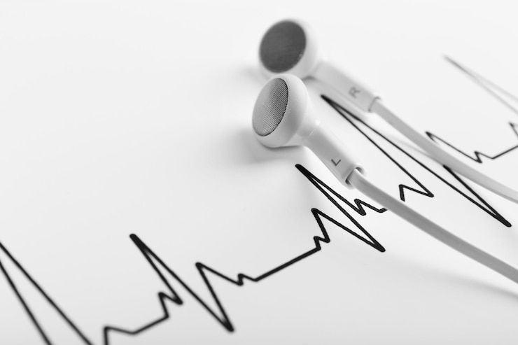 Foto auricolari sullo sfondo del cardiogramma
