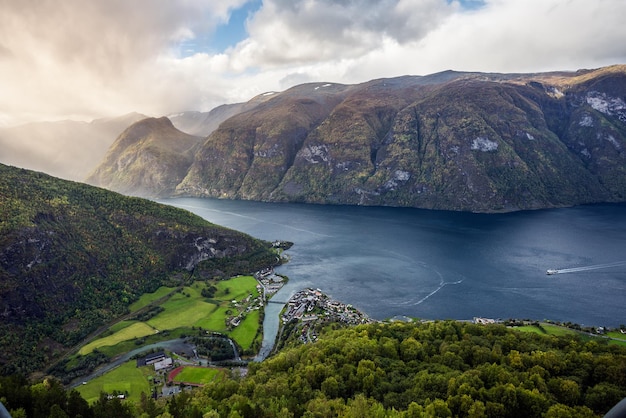 Aurland e Aurlandsfjord nella nebbia Sogn og Fjordane Norvegia