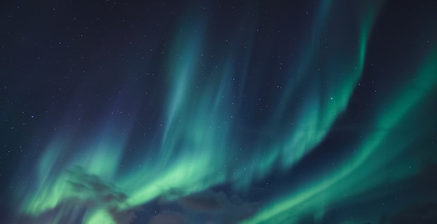 Aurora Boreale, aurora boreale con bagliore stellato nel cielo notturno